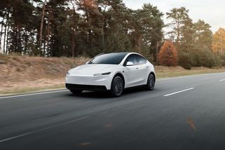 Zklamání z nové nejlevnější Tesly Model Y: V Česku zase tak levná není a s fajnovou výbavou fakt nepočítejte - Garáž.cz